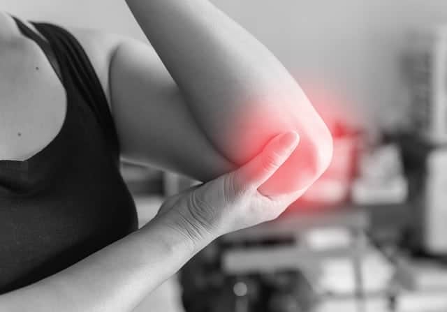une douleur dans l'articulation du coude