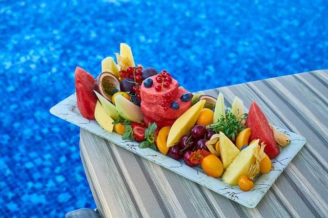 le fruit se trouve dans l'assiette