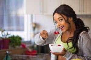 une femme mange le fruit