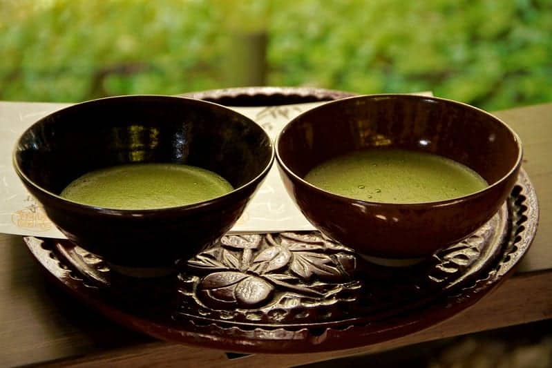 thé matcha dans des tasses