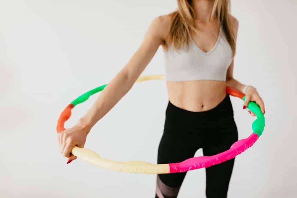 une femme mince pratiquant le hula-hop