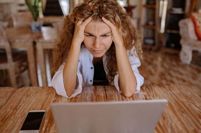 la femme travaille à l'ordinateur